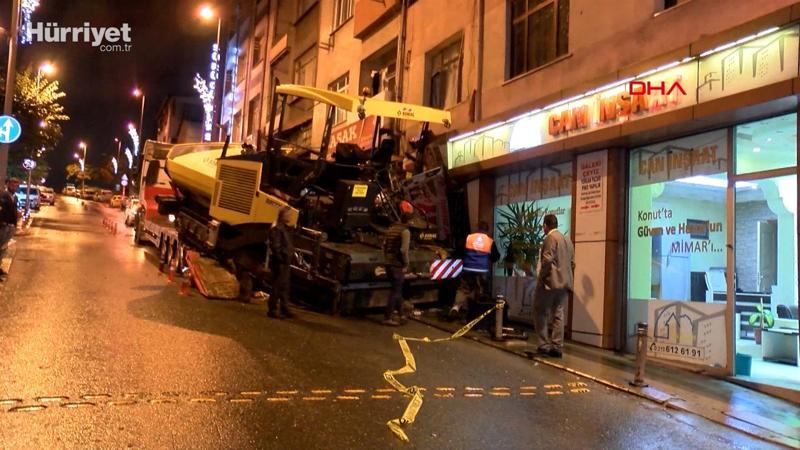 Bayrampaşa'da TIR'dan indirilirken kayan iş makinası iş yerine çarptı