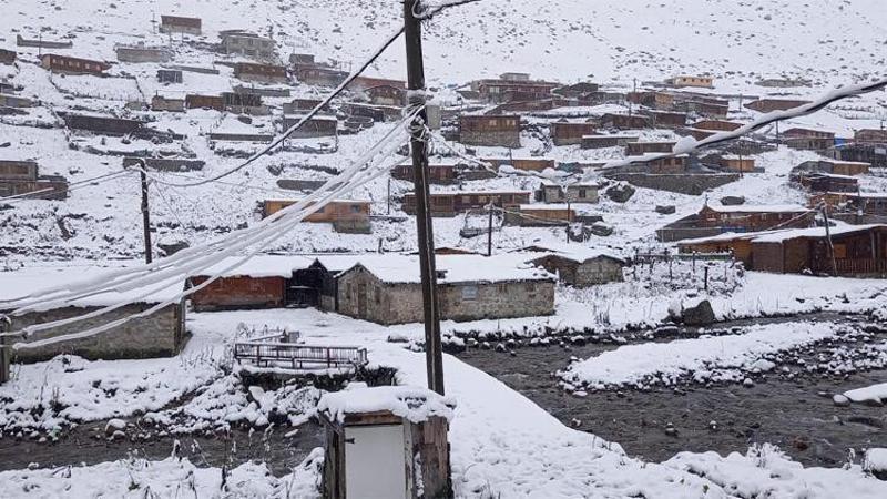 Doğu Karadeniz'de yaylalar beyaza büründü