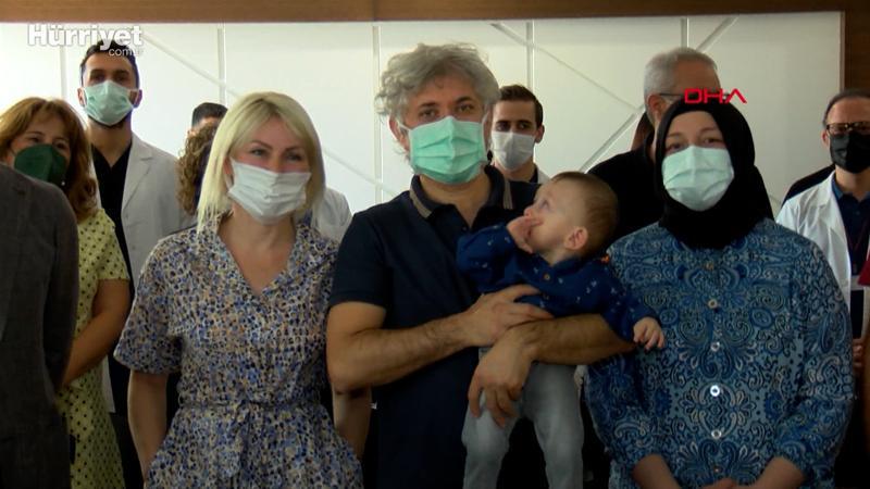 Rahim nakliyle dünyaya gelen bebek, adaşı Doktor Ömer Özkan'ın kucağında