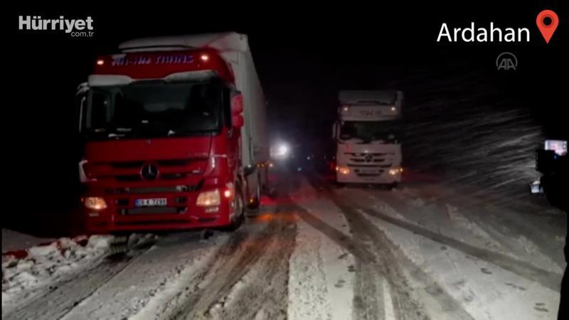 Şavşat kara yolundaki kar yağışı ve tipi ulaşımı aksattı