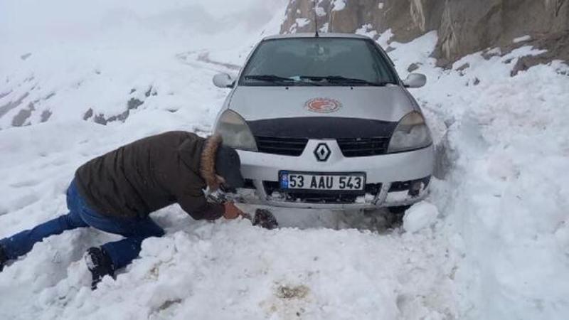 Rize'de yayla yolunda araçları kara saplandı, yolda kaldılar