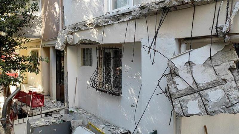 Kadıköy'de 2 balkon gürültüyle çöktü; mahalleli sokağa döküldü