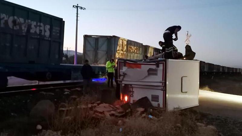 Afyonkarahisar'da yük treni, hemzemin geçitte kamyonete çarptı