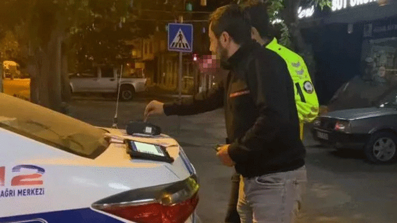 İlginç anlar! Cezayı ödemek için kartını alkolmetreye tuttu