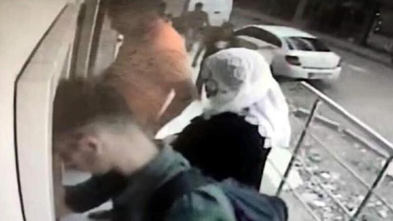 ATM'den para çekmek isteyenleri yardım bahanesiyle dolandırdı