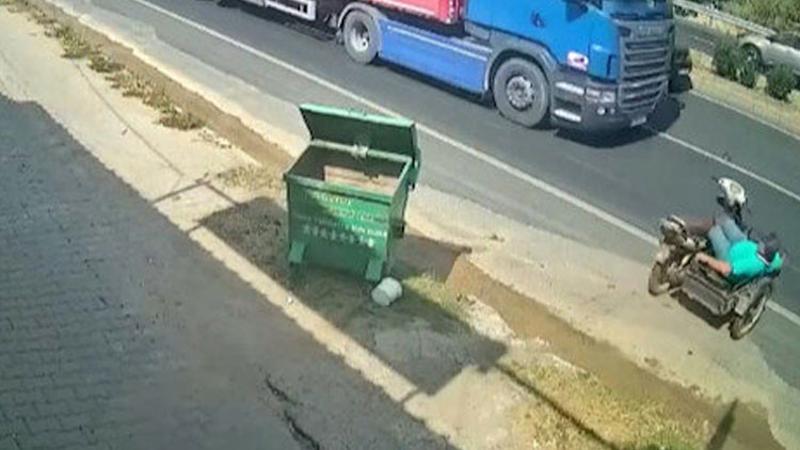 Ölüm teğet geçti: Motosiklet sürücüsünün mucize kurtuluşu kamerada