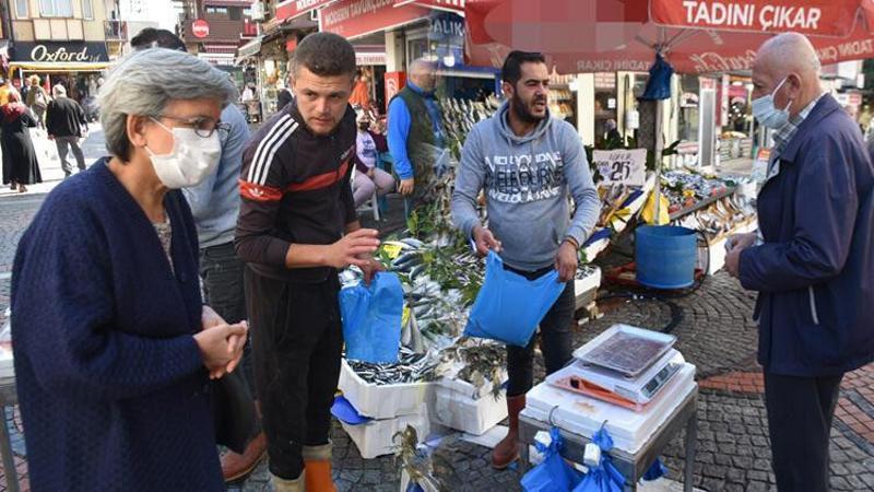 Edirne'ye gelen Yunan ve Bulgarlardan tezgahlardaki balıklara yoğun ilgi