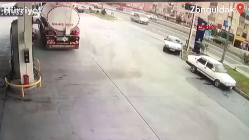 El freni çekilmeyen otomobil hareketlenip trafiği birbirine kattı
