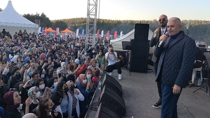 AK Parti Genel Başkanvekili Binali Yıldırım, şarkıcı Soner Sarıkabadayı ile düet yaptı