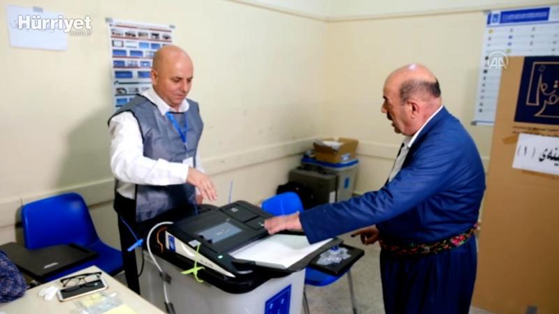 Iraklılar, oy kullanmak için sandık başında