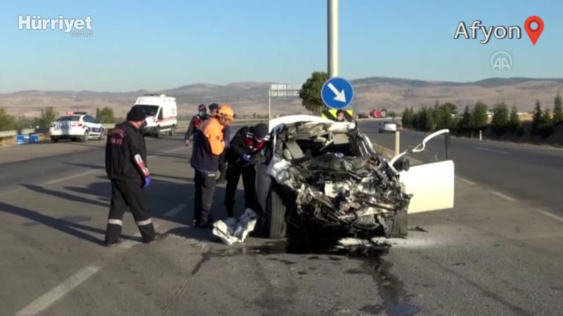 Otomobille kamyonetin çarpışması sonucu 3 kişi öldü, bir kişi yaralandı