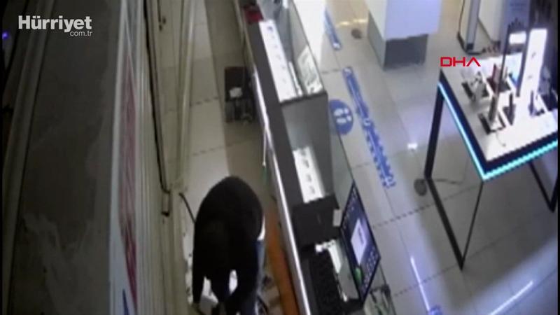 Esenyurt'ta mağazadan 3 milyon liralık cep telefonu hırsızlığı kamerada