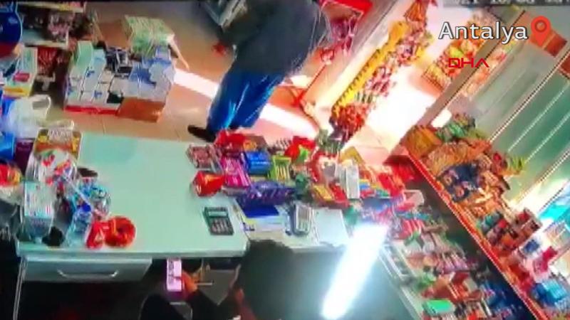 Market kirlenmesin diye ayakkabısını çıkarıp içeri girdi