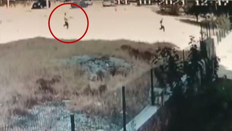 Eşini kovalayıp boş arazide tüfekle vurdu