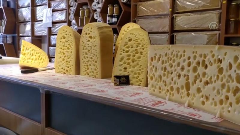 Kars'ta sezonun ilk gravyer peyniri tezgahlarda yerini aldı
