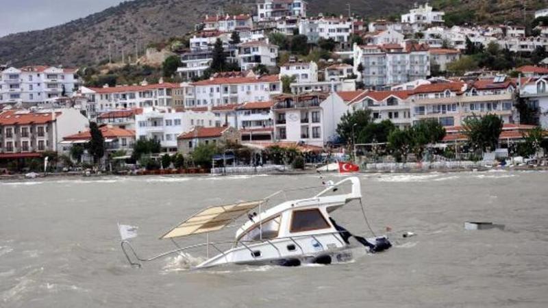 Datça'yı fırtına vurdu, tekne battı
