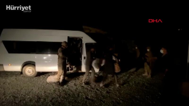 Bitlis'te minibüs ile çekme karavanda 70 kaçak göçmen yakalandı