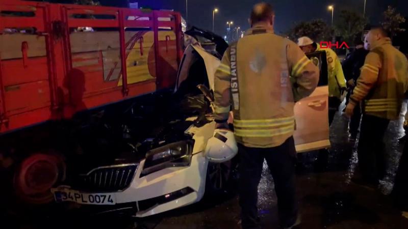 Pendik sahil yolunda otomobil park halindeki kamyonete çarptı: 4 yaralı