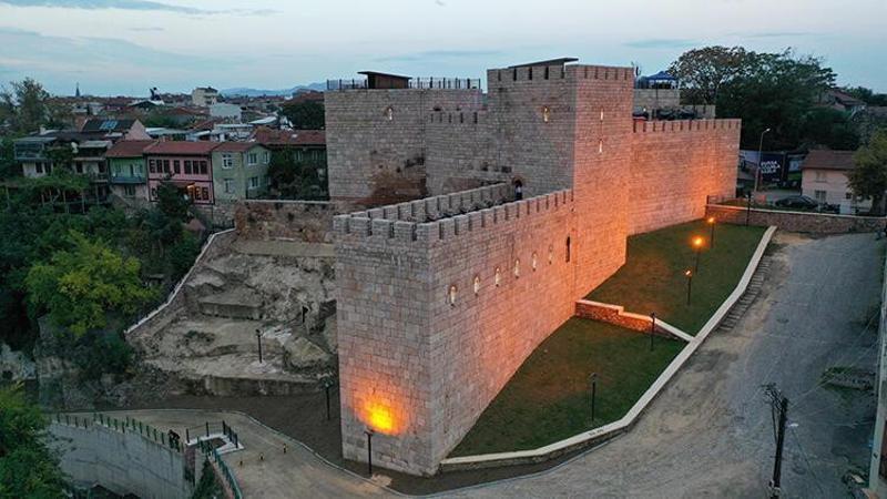 Bursa'da 2 bin 300 yıllık tarihi 'Zindan Kapı' restorasyonun ardından sanata açıldı