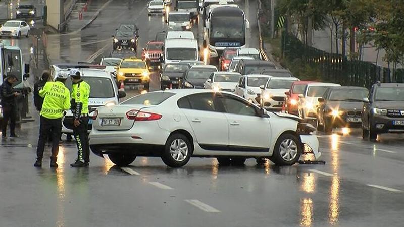 Üsküdar ve Ümraniye'de yağışlı hava zincirleme kazalara neden oldu