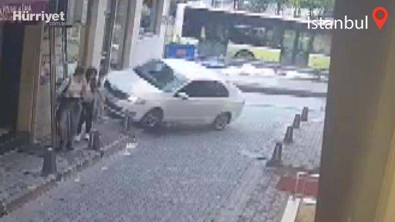 Beyoğlu'nda kaldırımda yürüyen turistler kazadan saniyelerle kurtuldu