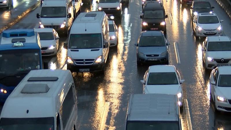 İstanbul'da haftanın ilk iş günü trafik yoğunluğu yaşandı
