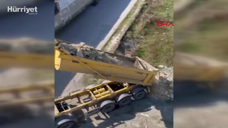 Kaçak hafriyatçılar işi abarttı, güpegündüz boş arsaya döküm yapıp kaçtılar