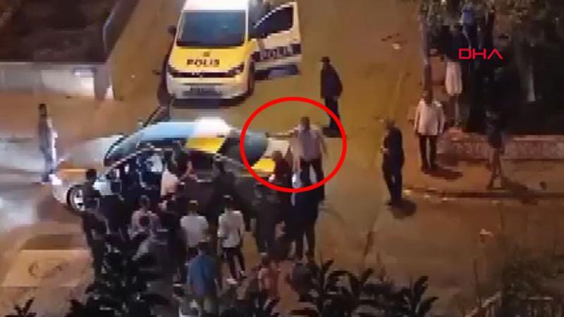 Sokakta tartışan iki grubu, polis memuru biber gazıyla dağıttı
