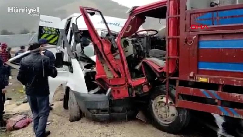 Tokat'ta servis minibüsü kamyonetle çarpıştı 2 ölü
