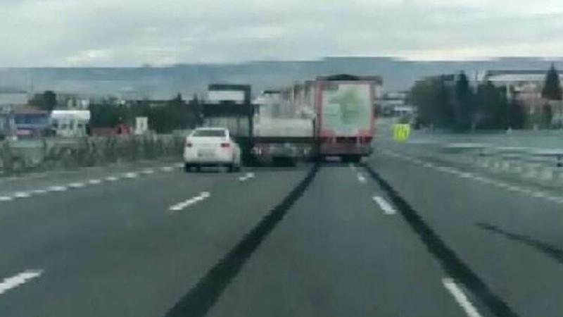Ankara'da TIR sürücülerinin 'yol verme' inatlaşması kazayla bitti