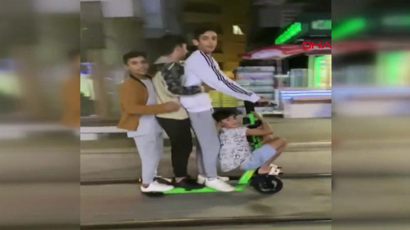 Skuterde 4 kişinin tehlikeli yolculuğu