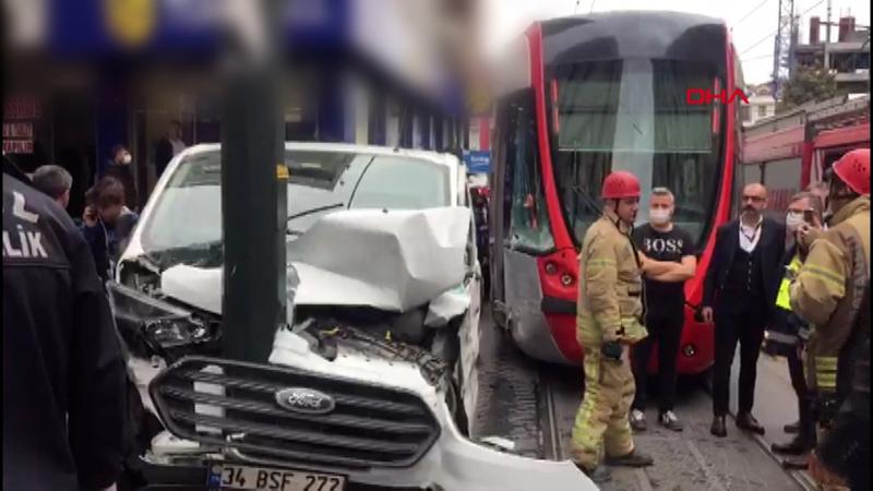Zeytinburnu'nda tramvayla panelvan araç çarpıştı