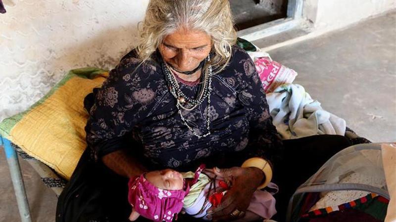 Hindistan'da 70 yaşındaki Jivunben Rabari, ilk çocuğunu dünyaya getirdi
