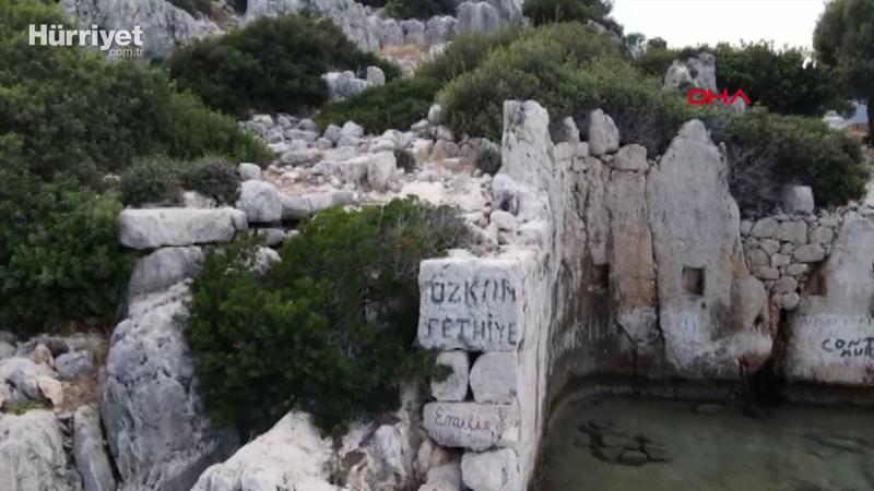 Kekova'daki tarihi eserleri ilan tahtasına çevirdiler
