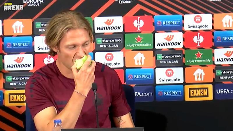 Fenerbahçe'nin rakibinden görülmemiş hareket! Viktor Fischer basın toplantısında elma yedi...