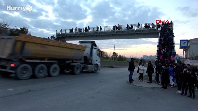 Sultangazi'de okul yolundan geçen hafriyat kamyonları tedirgin ediyor