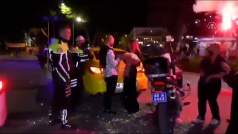 Evlilik teklifi yapmak isteyen taksiciye polis ekipleri yardım etti