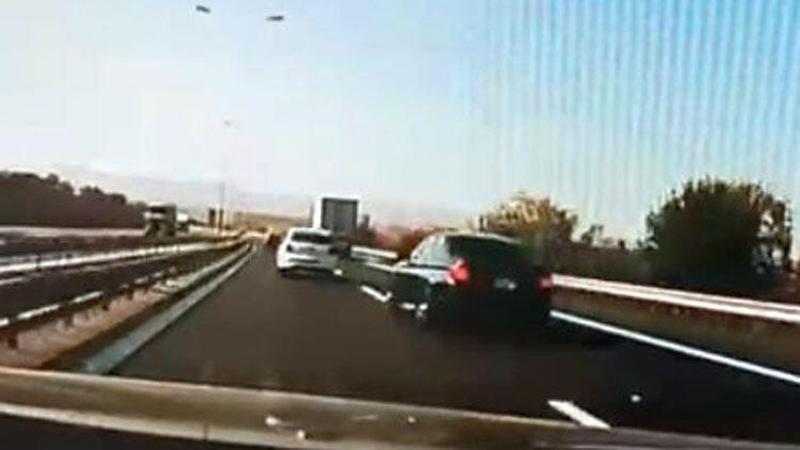 Hadımköy'de iki otomobil sürücüsü yarışırken böyle kaza oldu