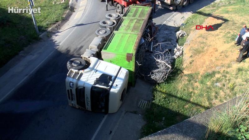 Kartal'da demir yüklü kamyon devrildi