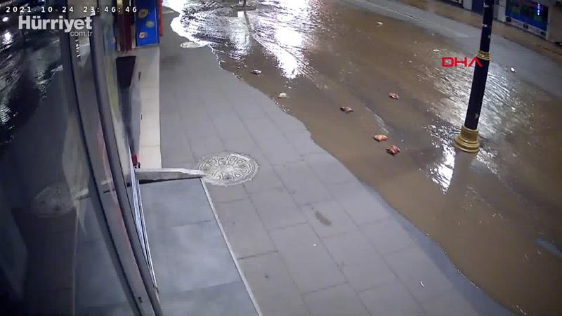 Sivas'ta şebeke suyu hattı patladı, cadde sular altında kaldı