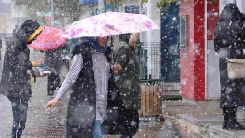 Erzurum'un merkezine kar yağdı