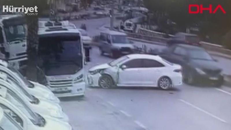 Bodrum'da 2 otomobil ve 1 minibüsün karıştığı kaza kamerada
