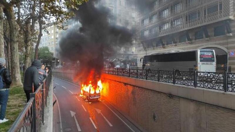 Şişli'de servis minibüsü alev alev yandı