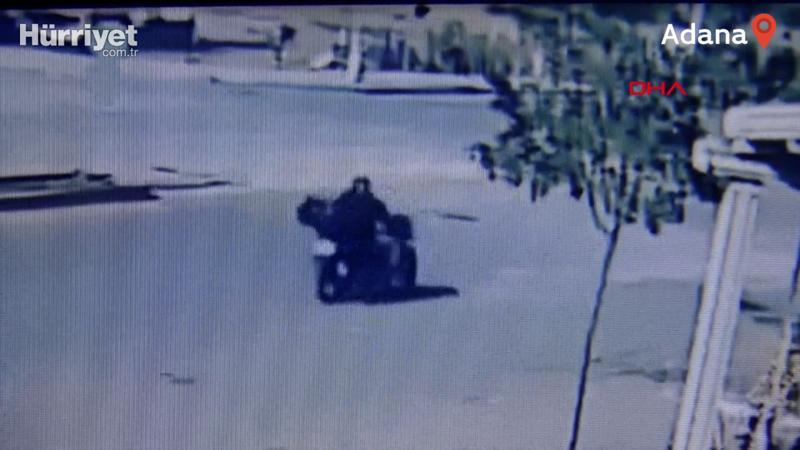 Kavşağa hızlı giren otomobil motosikletliye çarptı! Kaza anı kamerada
