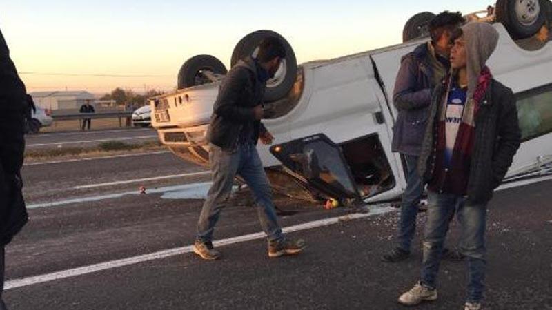 Niğde'de tarım işçilerini taşıyan midibüs devrildi: Yaralılar var
