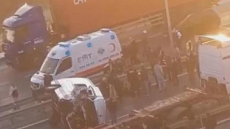 Beylikdüzü'nde TIR'a arkadan çarpan servis minibüsü devrildi