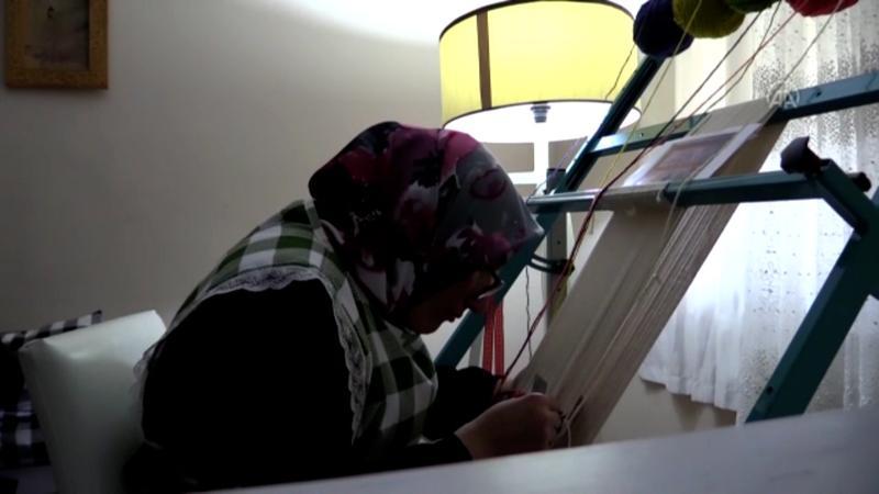 Engelli kızını yalnız bırakmamak için evinin bir odasını atölyeye dönüştürdü