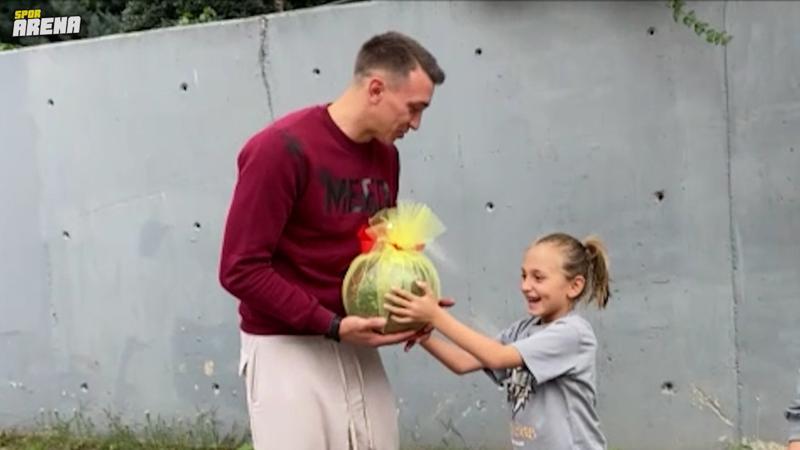 Sakaryaspor'un altyapısındaki minik kaleci, hayranı olduğu Muslera ile buluştu