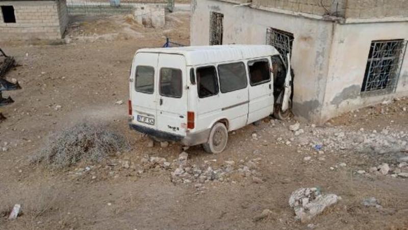 Tarım işçilerini taşıyan minibüs eve çarptı: 15 yaralı