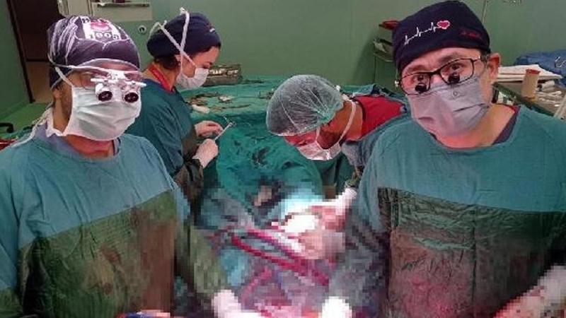 Aort damarı 3 kat büyüyen hastaya, 8 saatlik ameliyatla sentetik damar takıldı